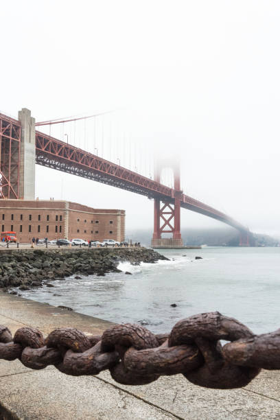 サンフランシスコのゴールデンゲートブリッジの美しい古いリンクチェーンフェンス - golden gate bridge bridge large san francisco county ストックフォトと画像