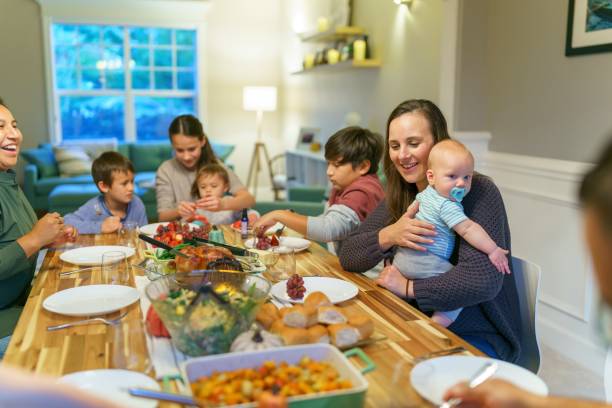 休日のテーブルで一緒に食事をする家族 - native american baby love mother ストックフォトと画像