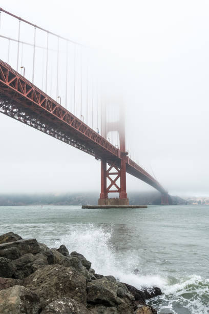 scenico golden gate bridge nella nebbia da fort poin, san francisco - golden gate bridge bridge large san francisco county foto e immagini stock