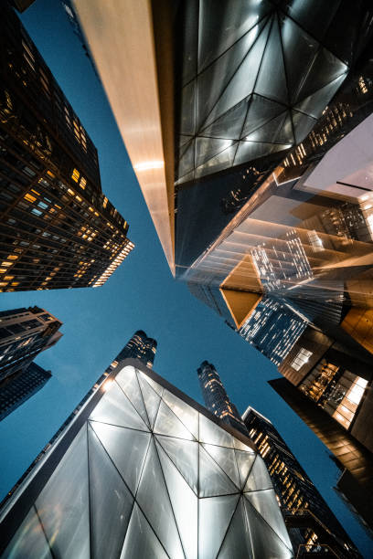 edifícios corporativos à noite - skyscraper low angle view new york city night - fotografias e filmes do acervo
