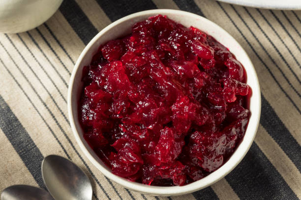 полезный клюквенный соус на день благодарения - cranberry sauce стоковые фото и изображения