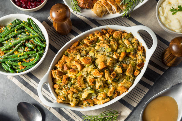 domowy farsz na święto dziękczynienia - stuffing holiday bread meal zdjęcia i obrazy z banku zdjęć