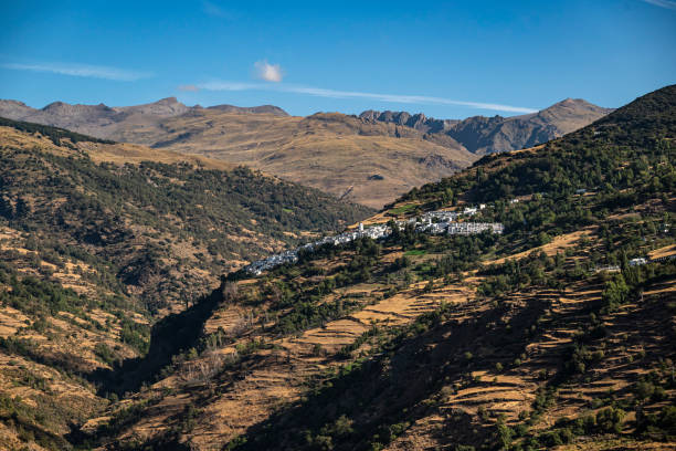 vue panoramique de la vallée de poqueira avec le village de capileira, las alpujarras, sierra nevada, espagne - las alpujarras photos et images de collection
