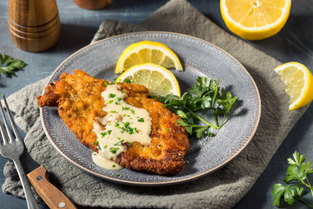 homemade german chicken schnitzel - viennese schnitzel imagens e fotografias de stock