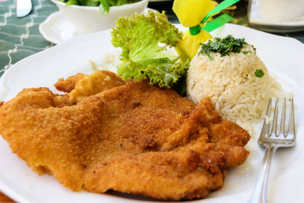 schnitzel vienés con arroz como guarnición - viennese schnitzel fotografías e imágenes de stock