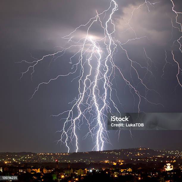 Lightning - Fotografie stock e altre immagini di Alta tensione - Alta tensione, Ambientazione esterna, Blu