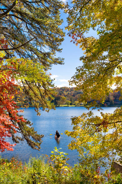 ノースカロライナ州のジュナルスカ湖の秋の風景。 - north carolina mountain river autumn ストックフォトと画像