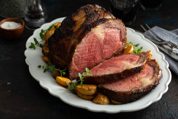 knochenloser rinderbraten auf einer servierplatte in scheiben geschnitten - gebraten oder geröstet stock-fotos und bilder