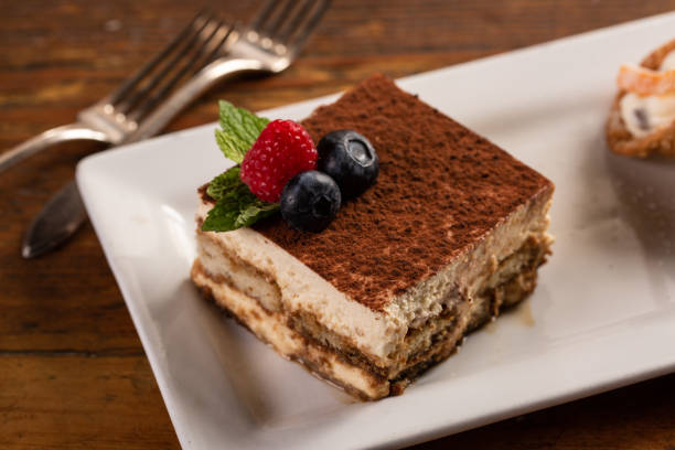 伝統的なイタリアのデザート、ティラミス、カンノリを皿に - tiramisu dessert italian culture mascarpone cheese ストックフォトと画像