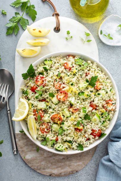 tabbouleh salat mit blumenkohlreis und gemüse - tabbouleh vegeterian food middle stock-fotos und bilder