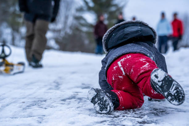 family tobogganing during winter. - foto’s van jongen stockfoto's en -beelden