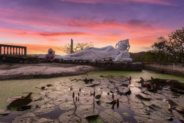 najwyższy punkt widokowy hua hin city w wat khao klai lat z tle nieba o zachodzie słońca, prowincja prachuap khirikhan, tajlandia - reclining buddha zdjęcia i obrazy z banku zdjęć