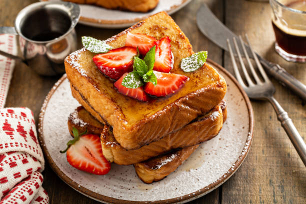 french toasts with strawberry and powdered sugar - french toast breakfast food sweet food imagens e fotografias de stock