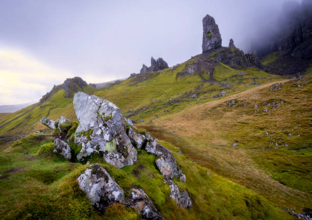 le vieil homme de storr dans les highlands écossais - grass area hill nature hiking photos et images de collection