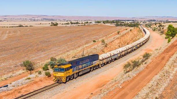 luftpanorama des leeren broken hill ore-zuges - land vehicle rail freight locomotive australia stock-fotos und bilder