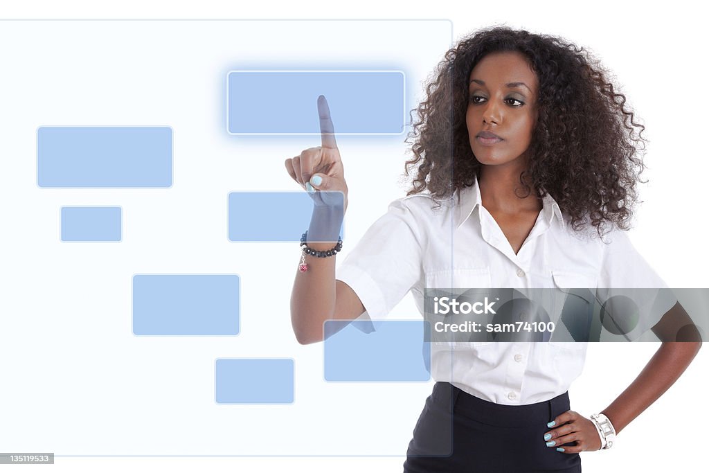 Afroamericana mujer de negocios presionar un pantalla transparente - Foto de stock de Afrodescendiente libre de derechos