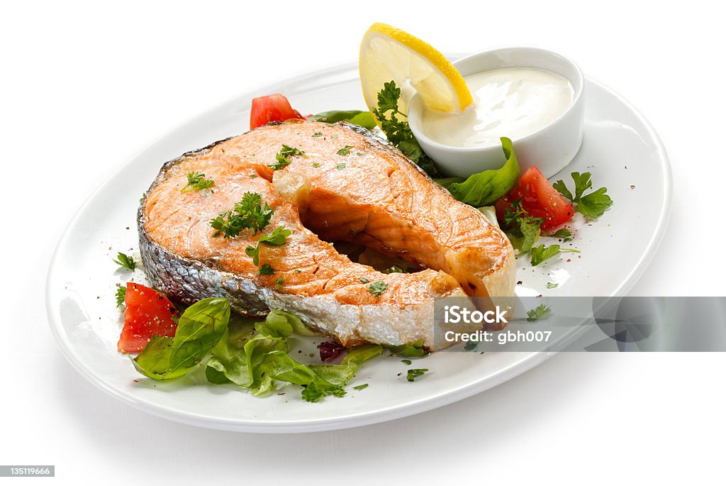 Salmón asado y verduras - Foto de stock de Alimento libre de derechos