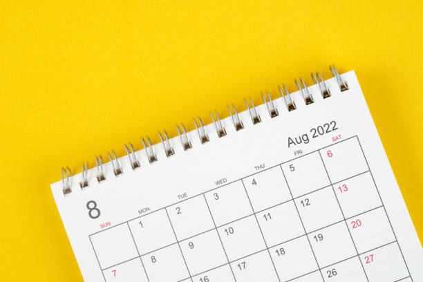august monat, kalender desk 2022 für organisator zur planung und erinnerung auf gelbem hintergrund. - august calendar stock-fotos und bilder