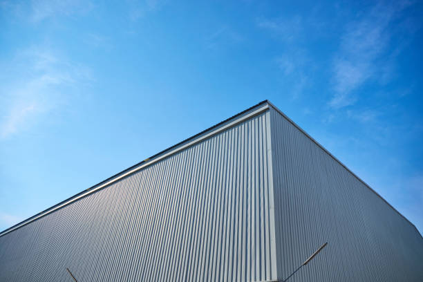 edificio in lamiera con cielo blu - corrugated iron foto e immagini stock