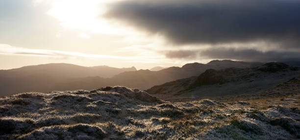 mroźny wschód słońca nad borrowdale fells - nature rough cumbria sunlight zdjęcia i obrazy z banku zdjęć