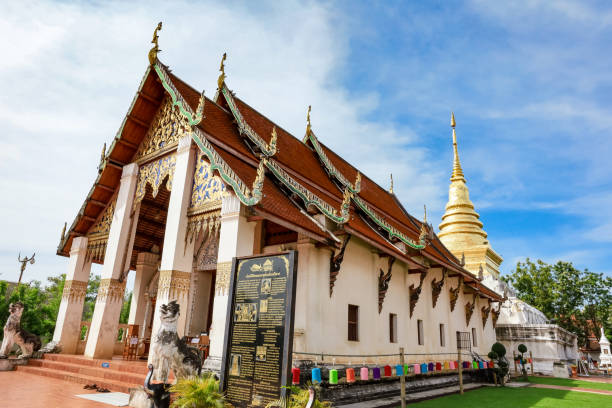 famoso templo de buda na cidade de nan é wat phumin. - phumin - fotografias e filmes do acervo