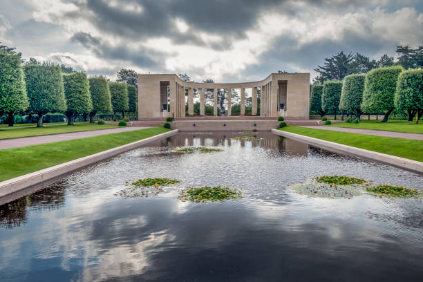 cemitério americano na normandia.este cemitério homenageia soldados americanos que morreram durante a 2ª guerra mundial, na europa - france sea allied forces atlantic ocean - fotografias e filmes do acervo