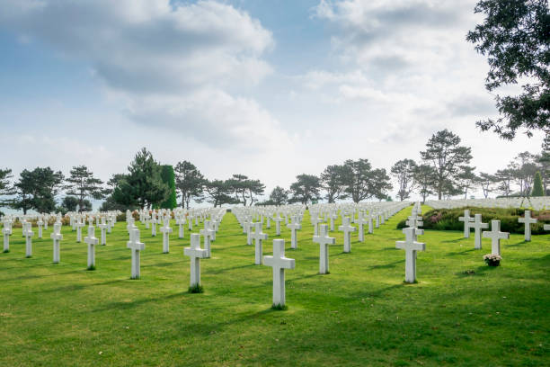 cemitério americano na normandia.este cemitério homenageia soldados americanos que morreram durante a 2ª guerra mundial, na europa - france sea allied forces atlantic ocean - fotografias e filmes do acervo