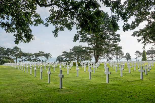 cemitério americano na normandia.este cemitério homenageia soldados americanos que morreram durante a 2ª guerra mundial, na europa - france sea allied forces atlantic ocean - fotografias e filmes do acervo