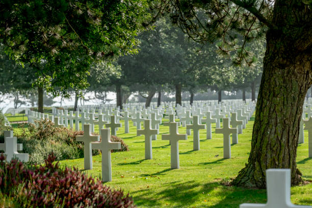 cemitério americano na normandia.este cemitério homenageia soldados americanos que morreram durante a 2ª guerra mundial, na europa - france sea allied forces atlantic ocean - fotografias e filmes do acervo
