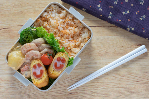pudełko lunchi (bento) z ryżem łososiowym i psem kukurydziatym (ziarno) - bento box lunch healthy lifestyle zdjęcia i obrazy z banku zdjęć