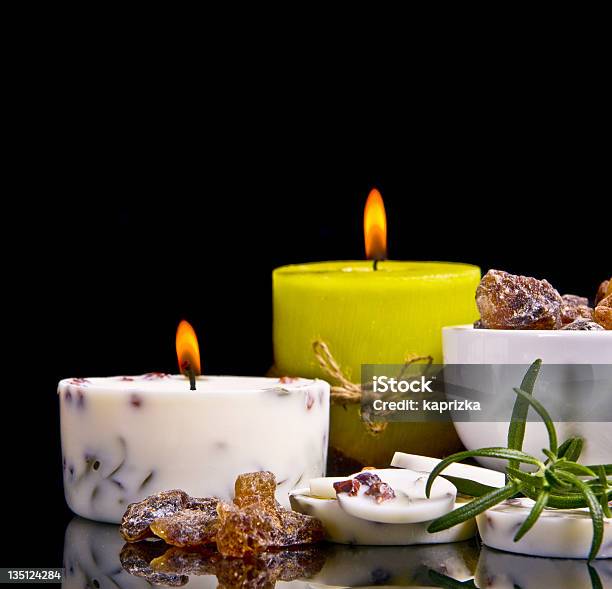 Concetto Di Spa Con Rosmarino In Nero - Fotografie stock e altre immagini di Aromaterapia - Aromaterapia, Bellezza, Bellezza naturale