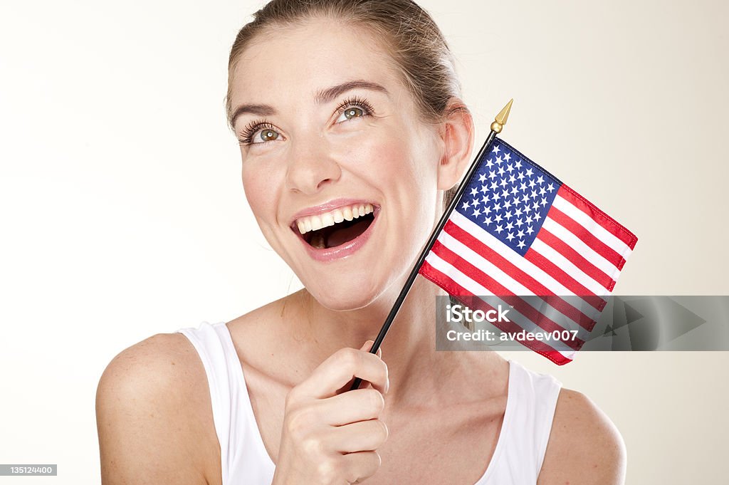 Mulher sorridente com bandeira americana - Foto de stock de Bandeira Norte-Americana royalty-free