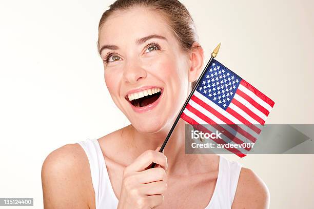 Foto de Mulher Sorridente Com Bandeira Americana e mais fotos de stock de Bandeira Norte-Americana - Bandeira Norte-Americana, Pequeno, 20-24 Anos