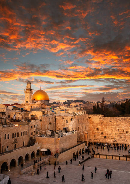 western wall at the dome of the rock on the temple mount in jerusalem, israel - israël stockfoto's en -beelden