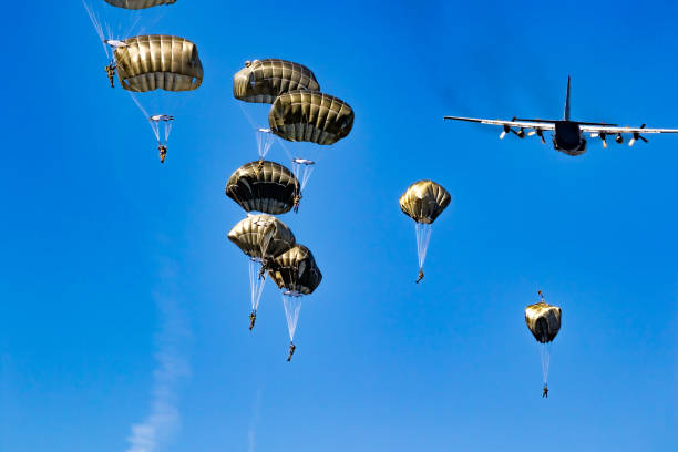 paratroopers sky - parachuting imagens e fotografias de stock