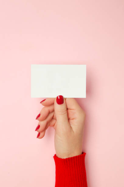 mujer sosteniendo una tarjeta de presentación blanca en blanco. maqueta con espacio vacío para texto - template business business card holding fotografías e imágenes de stock