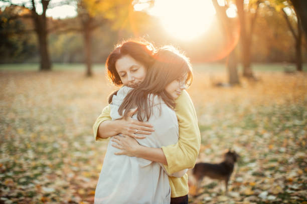 madre e figlia che trascorrono del tempo insieme - sunset day back lit autumn foto e immagini stock