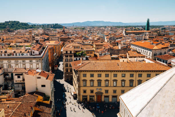 vista panoramica di piazza del duomo e centro storico di firenze a firenze, italia - renaissance florence italy piazza duomo italy foto e immagini stock