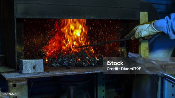 Api Terbang Batubara Menempa Api Dan Percikan Api Terbang Foto Stok - Unduh Gambar ...