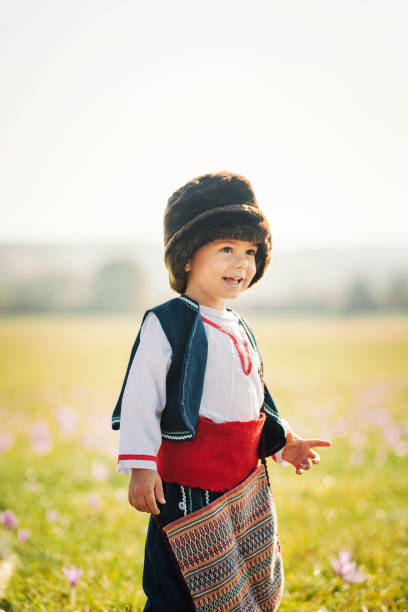 симпатичный маленький мальчик в традиционном болгарском костюме. - bulgarian culture bulgaria traditional culture food стоковые фото и изображения