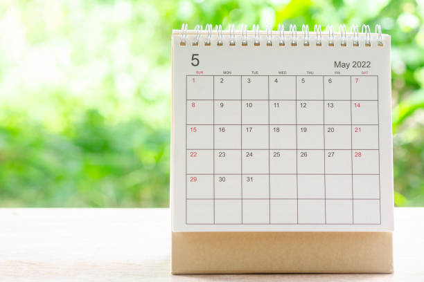 mes de mayo, calendario 2022 para organizador a la planificación y recordatorio en mesa de madera con fondo verde de la naturaleza. - mayo fotografías e imágenes de stock