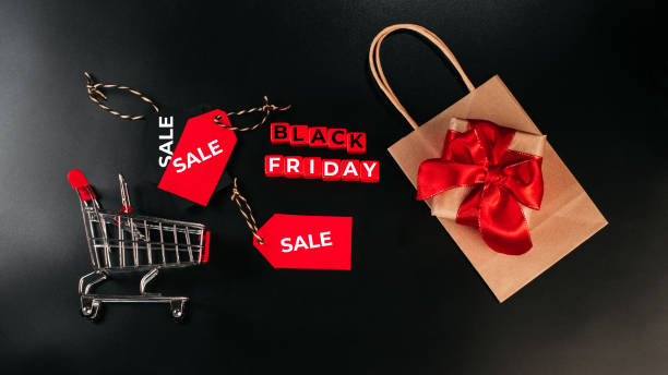 Black Friday shopping sale concept with red ticket Sale tag close up.Creative design. Copy space. Banner. Shop trolley at supermarket. Sale, discount, shopaholism concept. Consumer society trend.Black Friday Super Sale. diseño creativo. espacio de copia. estandarte. comprar carrito en el supermercado. concepto de venta, descuento, adicción a las compras. tendencia de la sociedad de consumo. black friday super sale.concepto de venta de compras black friday con etiqueta d