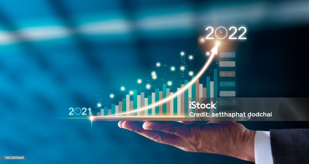 Geschäftsmann Handhalten Tablet mit Grafik Wirtschaftswachstum Ziel Erfolg von 2021 bis 2022. - Lizenzfrei Börse Stock-Foto