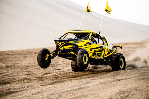 auto buggy sulle dune di sabbia - off road vehicle quadbike desert dirt road foto e immagini stock