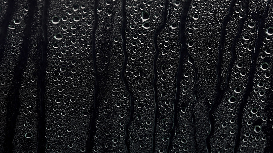 La lluvia cae sobre un fondo negro. El fondo se puede eliminar utilizando un modo de fusión como pantalla. photo