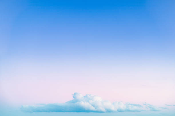 nuage sur un horizon pastel - cumulus cloud horizon cloudscape cloud photos et images de collection