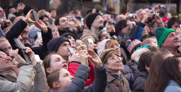 menschenmenge schaut auf die astronomische uhr und macht fotos von ihr, prag, tschechische republik - tourist day prague crowd stock-fotos und bilder