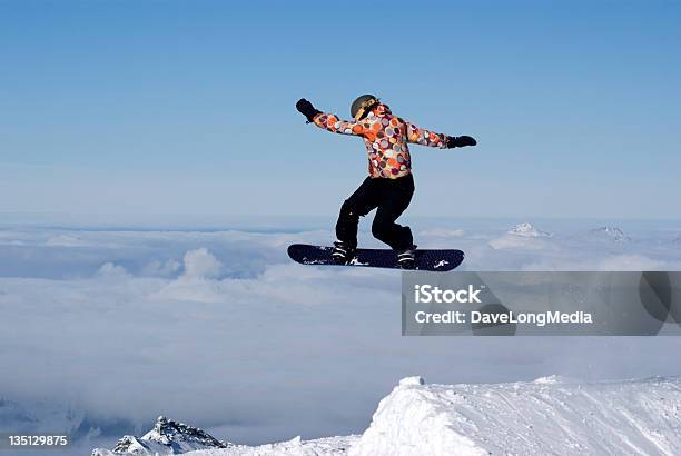 Lady Snowboard - Fotografias de stock e mais imagens de Parque de Snowboard - Parque de Snowboard, Adulto, Agarrar