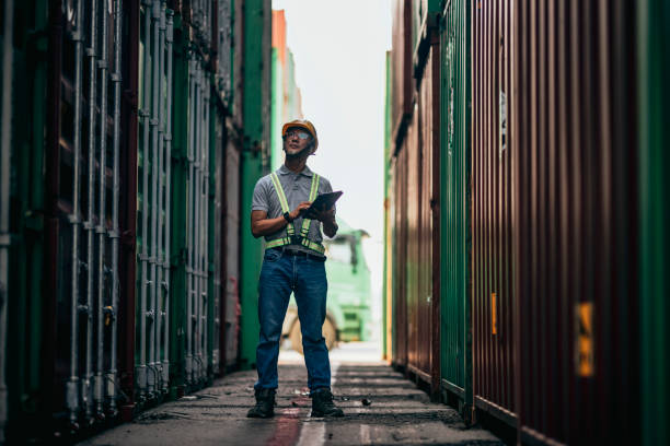 dockers de contenedores que trabajan en el puerto - astillero fotografías e imágenes de stock