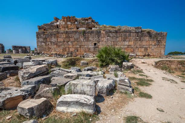 as ruínas de uma antiga cidade de hierápolis ao ar livre. prédio histórico de antiguidades. cidade grega antiga. província de denizli, turquia. pamukkale. - 3409 - fotografias e filmes do acervo